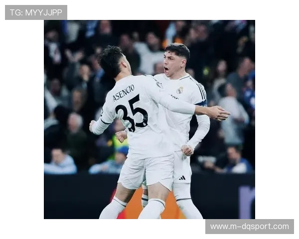 皇马球迷展示传统叠罗汉庆祝,传承俱乐部文化传统 皇马球迷展示传统叠罗汉庆祝,传承俱乐部文化传统