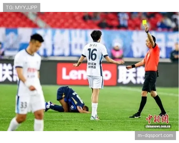 场边：毕尔巴鄂主帅向第四官员激烈抗议，裁判出示黄牌警告